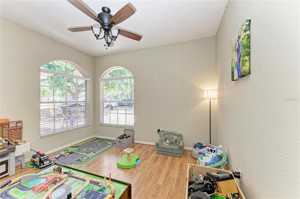 Под контрактом: $778,999 (3 спален, 2 ванн, 2785 Квадратных фут)