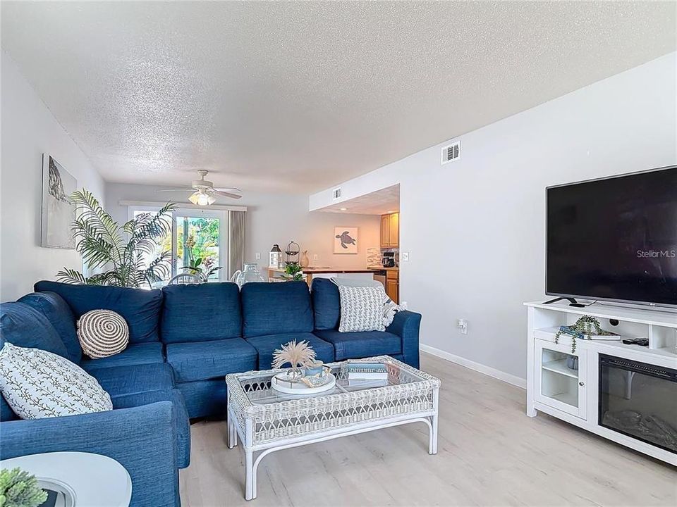 Active With Contract: $961,000 (4 beds, 2 baths, 2400 Square Feet)