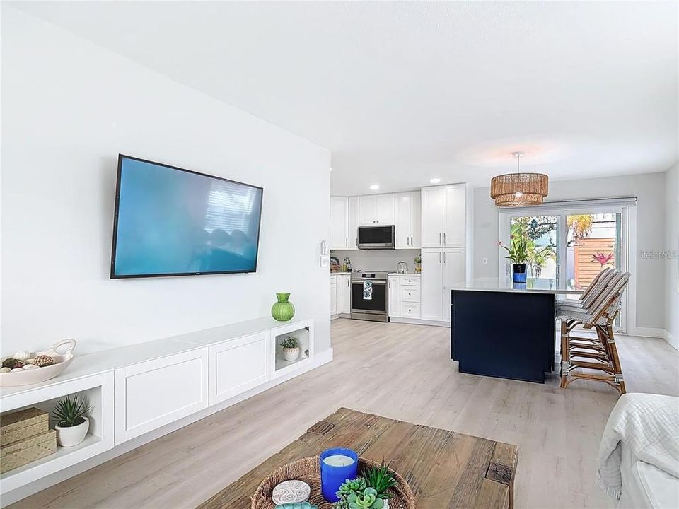 Active With Contract: $961,000 (4 beds, 2 baths, 2400 Square Feet)