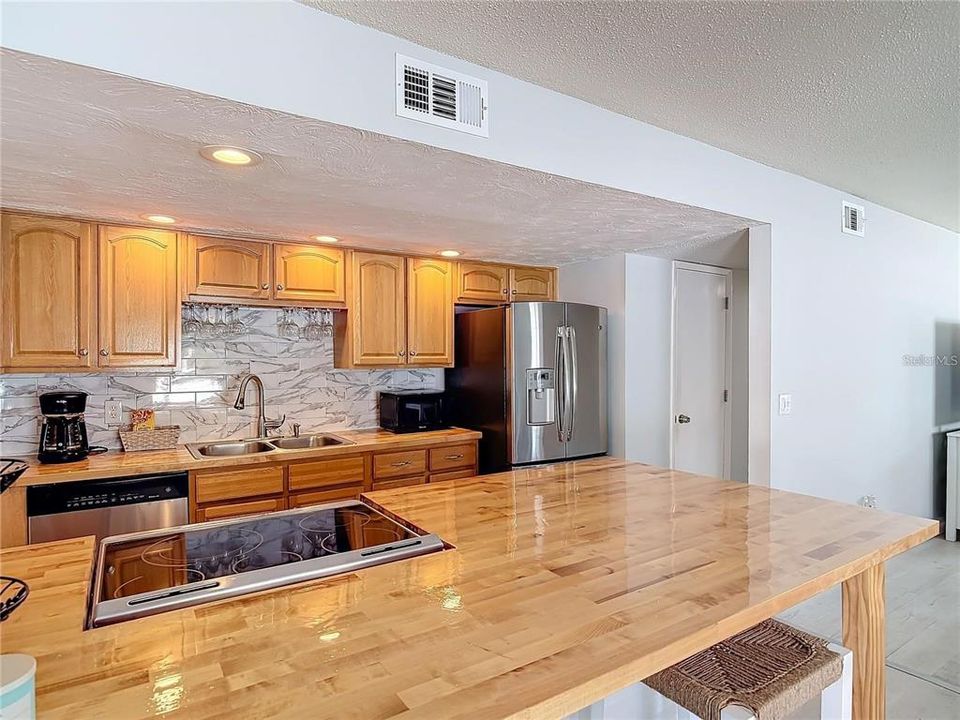 Active With Contract: $961,000 (4 beds, 2 baths, 2400 Square Feet)