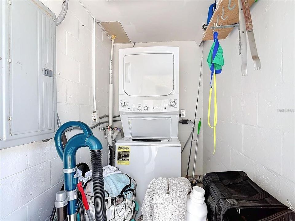 Active With Contract: $961,000 (4 beds, 2 baths, 2400 Square Feet)