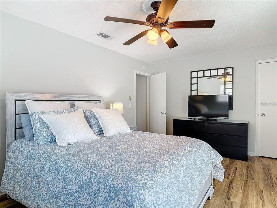 Active With Contract: $961,000 (4 beds, 2 baths, 2400 Square Feet)