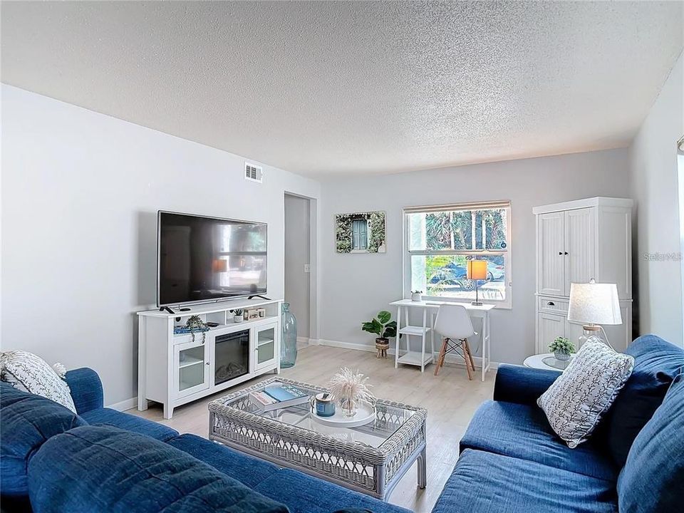 Active With Contract: $961,000 (4 beds, 2 baths, 2400 Square Feet)