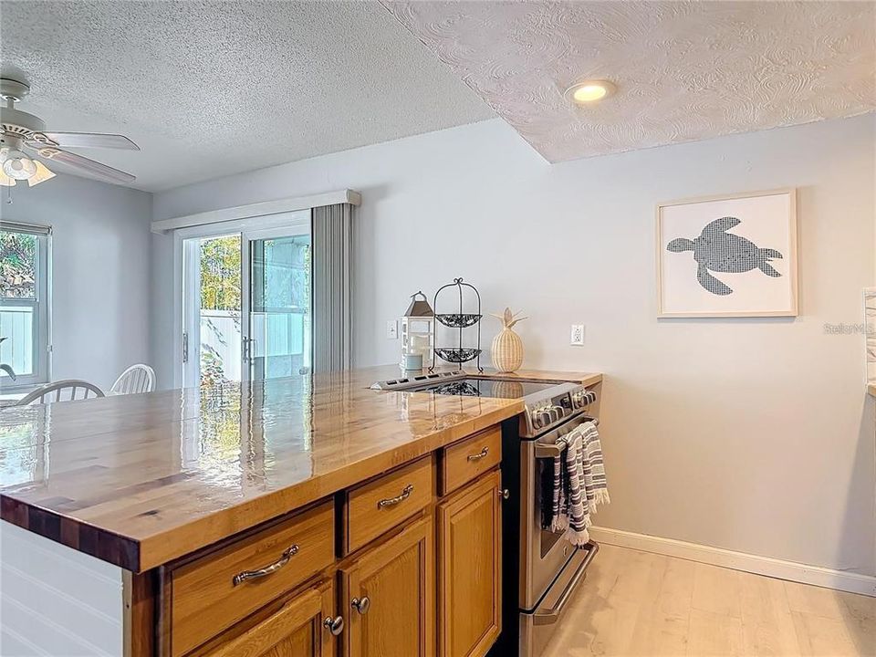 Active With Contract: $961,000 (4 beds, 2 baths, 2400 Square Feet)