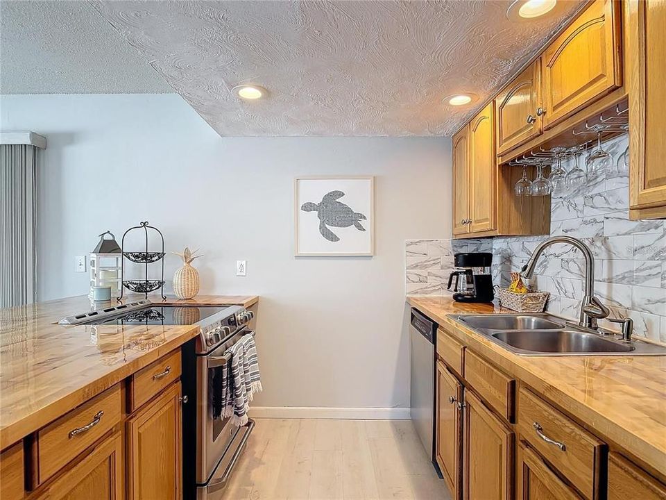 Active With Contract: $961,000 (4 beds, 2 baths, 2400 Square Feet)