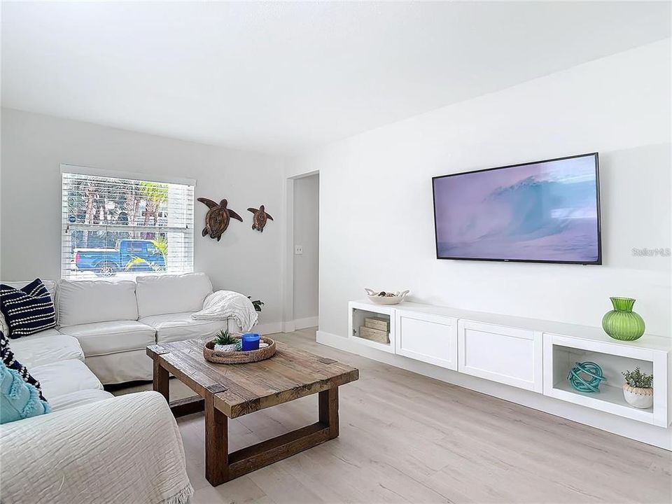 Active With Contract: $961,000 (4 beds, 2 baths, 2400 Square Feet)