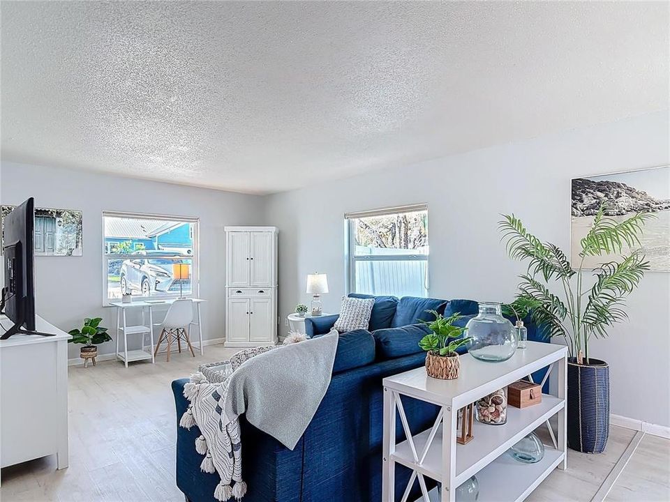 Active With Contract: $961,000 (4 beds, 2 baths, 2400 Square Feet)