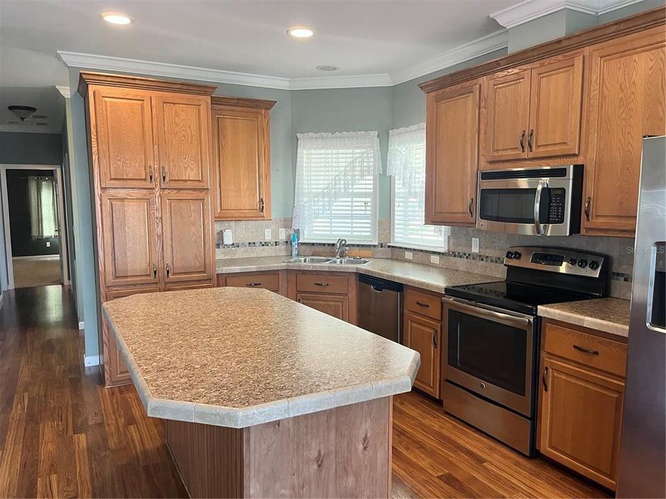 Active With Contract: $235,000 (2 beds, 2 baths, 1527 Square Feet)