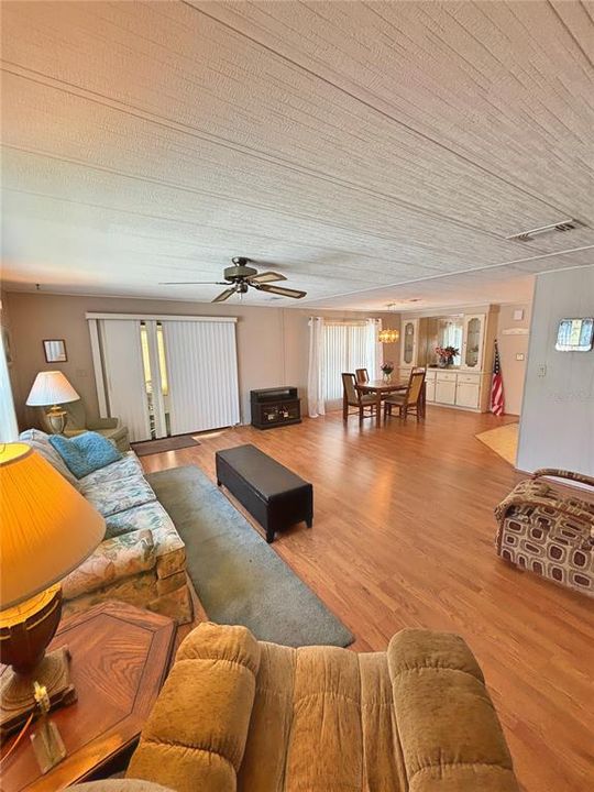 На продажу: $62,000 (2 спален, 2 ванн, 1215 Квадратных фут)