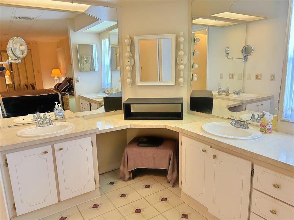 На продажу: $62,000 (2 спален, 2 ванн, 1215 Квадратных фут)