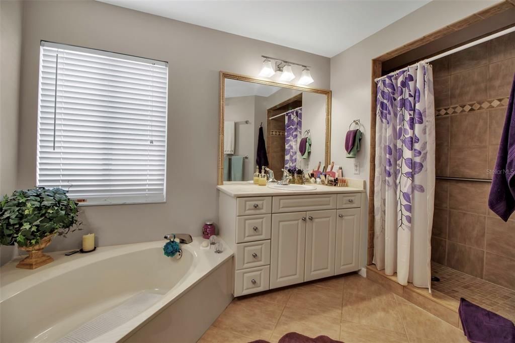 Active With Contract: $330,000 (3 beds, 2 baths, 1547 Square Feet)