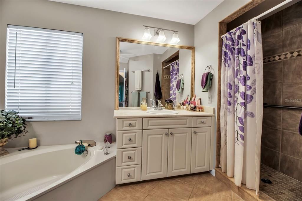 Active With Contract: $330,000 (3 beds, 2 baths, 1547 Square Feet)