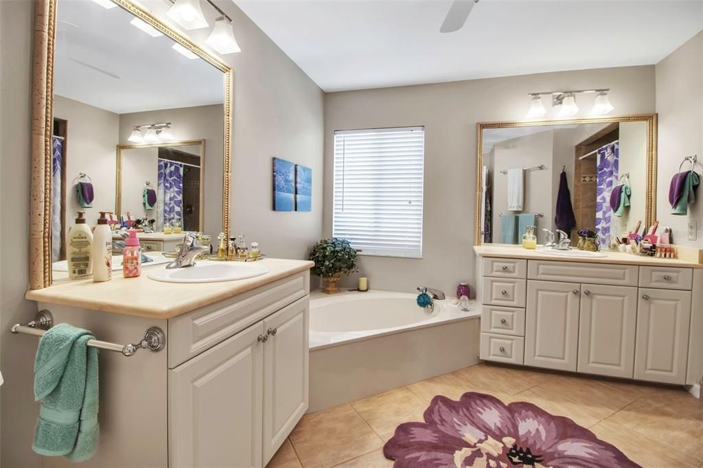 Active With Contract: $330,000 (3 beds, 2 baths, 1547 Square Feet)