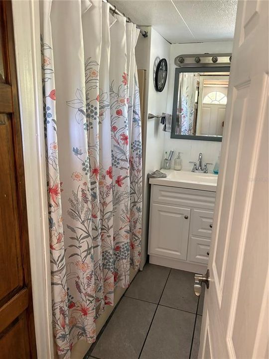 Active With Contract: $199,000 (3 beds, 1 baths, 732 Square Feet)