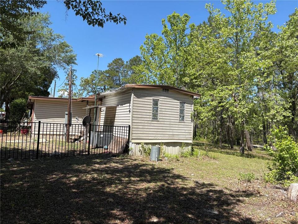 Active With Contract: $199,000 (3 beds, 1 baths, 732 Square Feet)