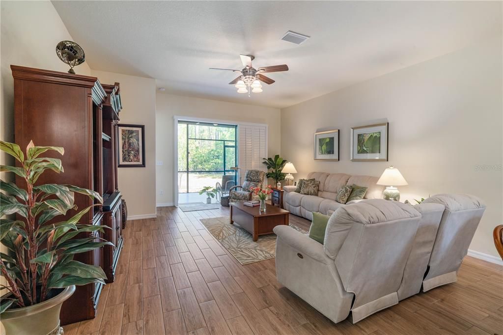 Active With Contract: $299,900 (2 beds, 2 baths, 1308 Square Feet)