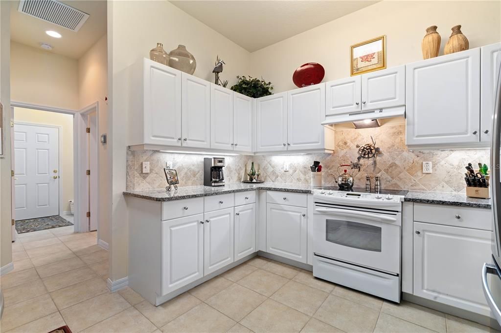 Active With Contract: $299,900 (2 beds, 2 baths, 1308 Square Feet)