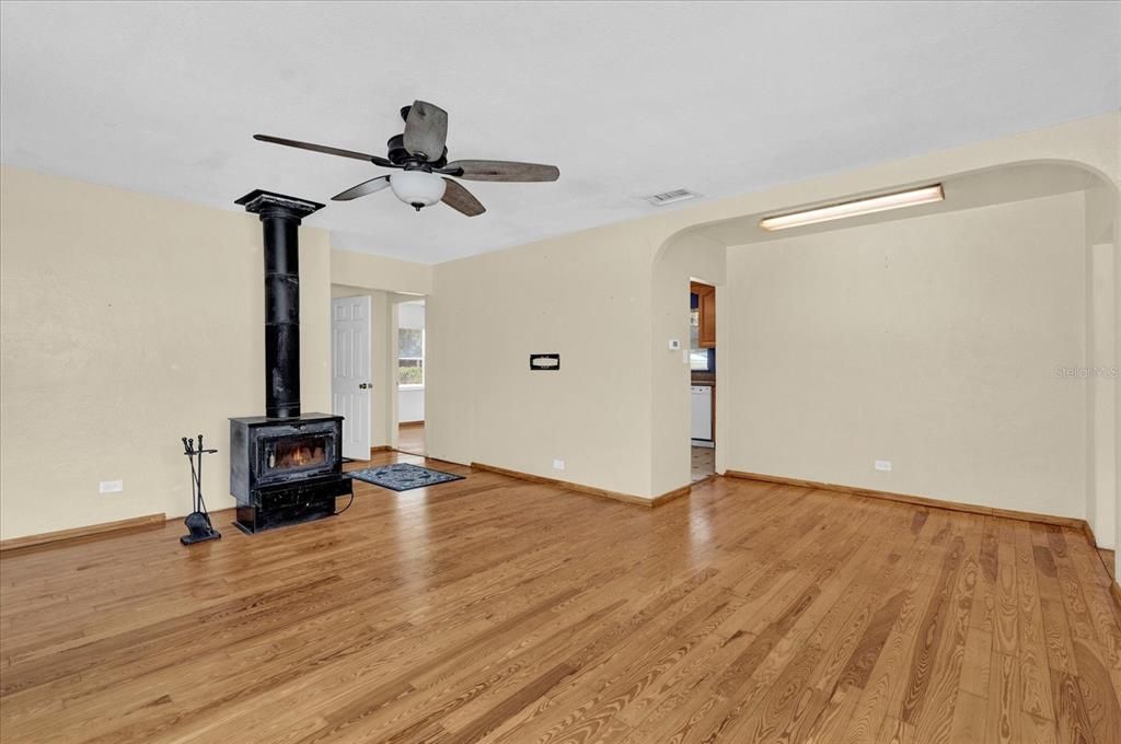 Active With Contract: $360,200 (3 beds, 2 baths, 1401 Square Feet)