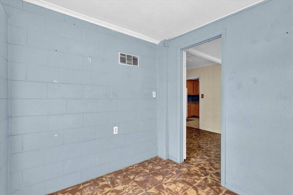 Active With Contract: $360,200 (3 beds, 2 baths, 1401 Square Feet)