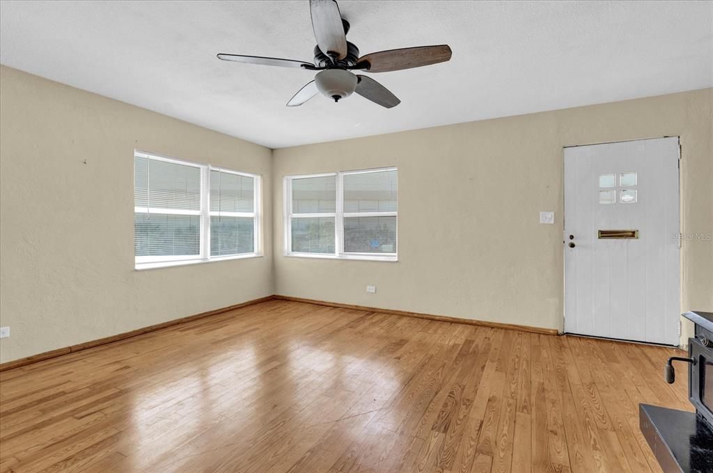 Active With Contract: $360,200 (3 beds, 2 baths, 1401 Square Feet)