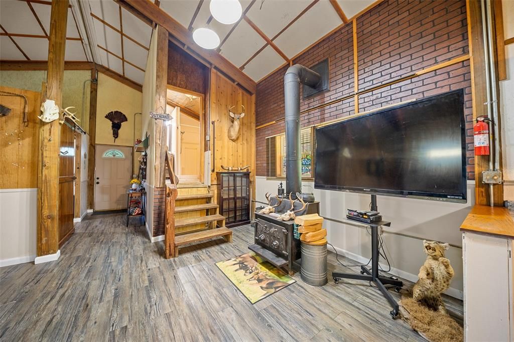 待售: $299,000 (2 贝兹, 1 浴室, 888 平方英尺)