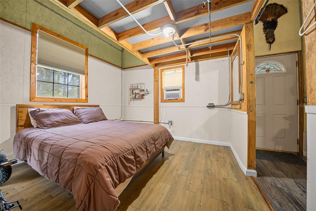 待售: $299,000 (2 贝兹, 1 浴室, 888 平方英尺)