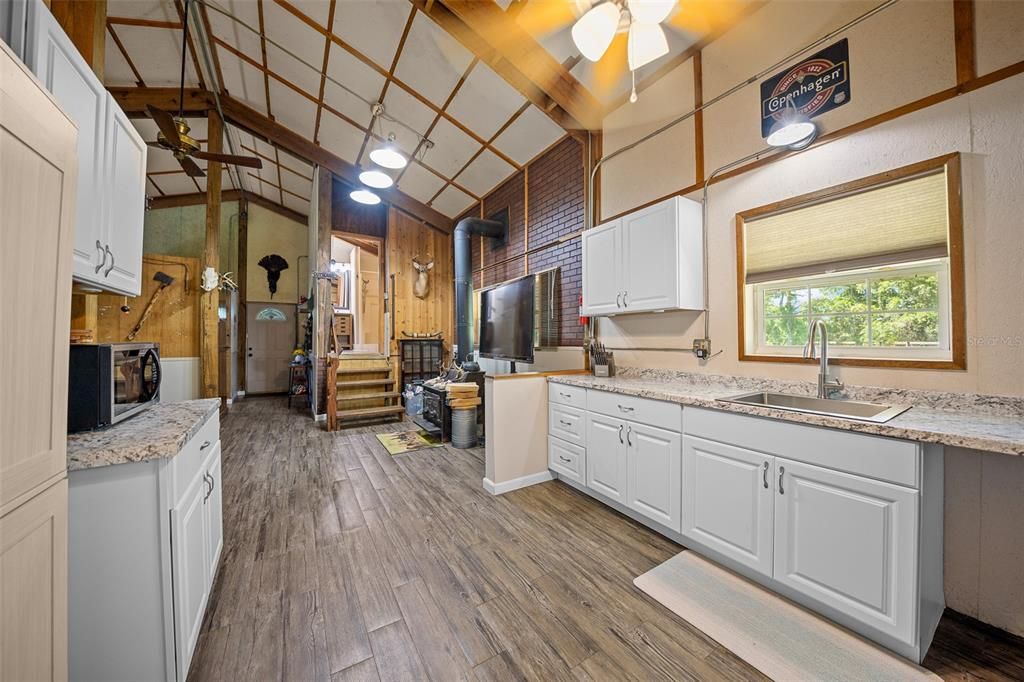 待售: $299,000 (2 贝兹, 1 浴室, 888 平方英尺)