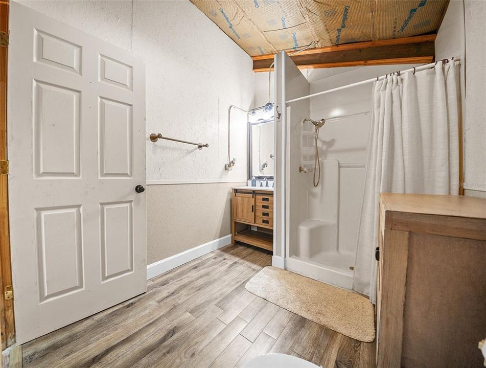 待售: $299,000 (2 贝兹, 1 浴室, 888 平方英尺)