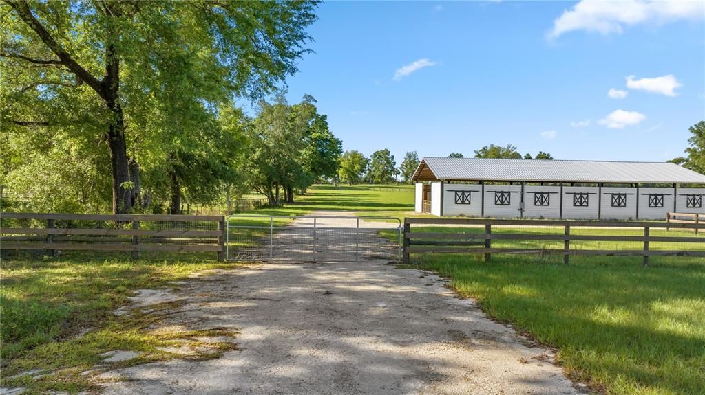 На продажу: $650,000 (10.00 acres)