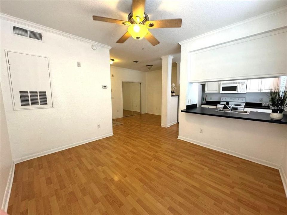 For Sale: $174,900 (1 beds, 1 baths, 411 Square Feet)