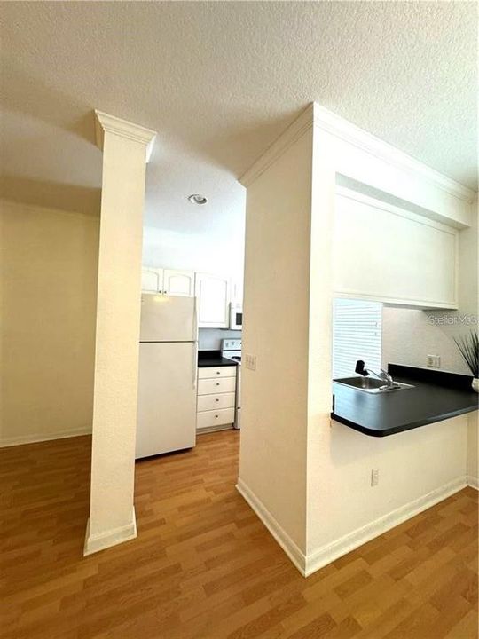 For Sale: $174,900 (1 beds, 1 baths, 411 Square Feet)