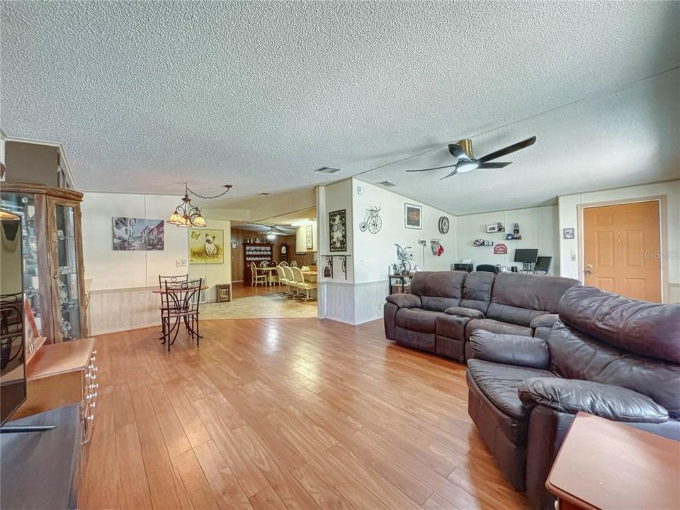 For Sale: $149,500 (2 beds, 2 baths, 1560 Square Feet)