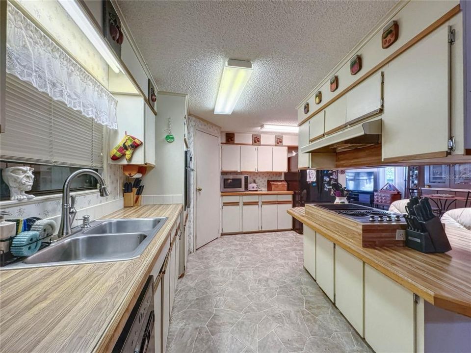 For Sale: $149,500 (2 beds, 2 baths, 1560 Square Feet)