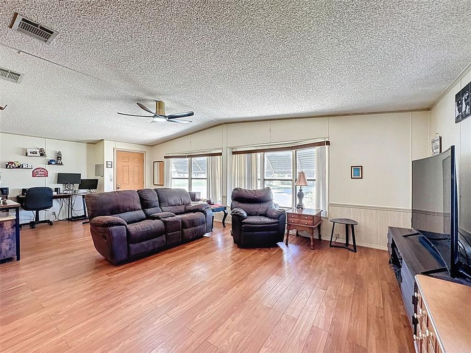 For Sale: $149,500 (2 beds, 2 baths, 1560 Square Feet)