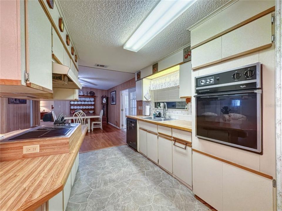 For Sale: $149,500 (2 beds, 2 baths, 1560 Square Feet)