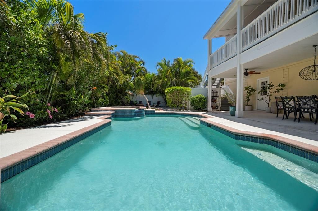 合同活跃: $1,450,000 (4 贝兹, 3 浴室, 2924 平方英尺)