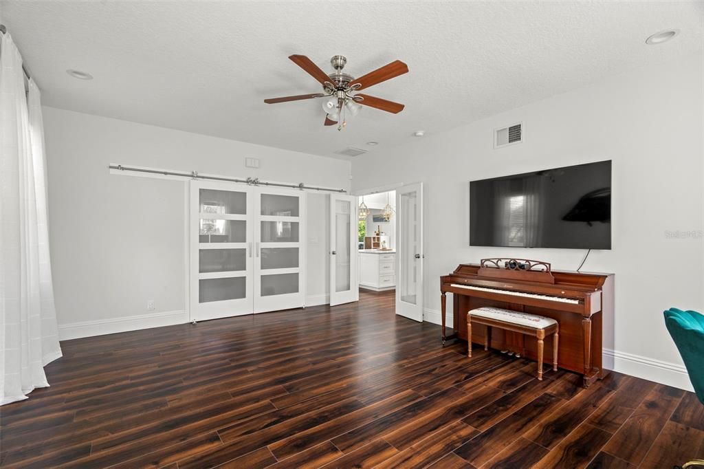 合同活跃: $1,450,000 (4 贝兹, 3 浴室, 2924 平方英尺)