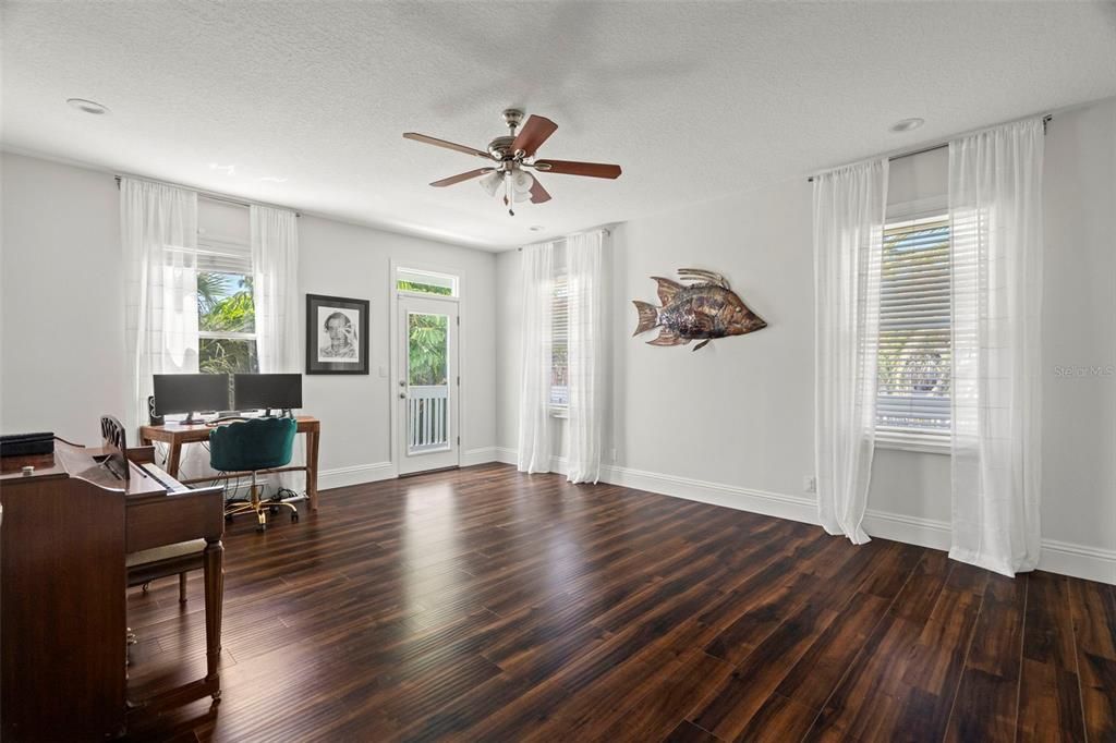 合同活跃: $1,450,000 (4 贝兹, 3 浴室, 2924 平方英尺)