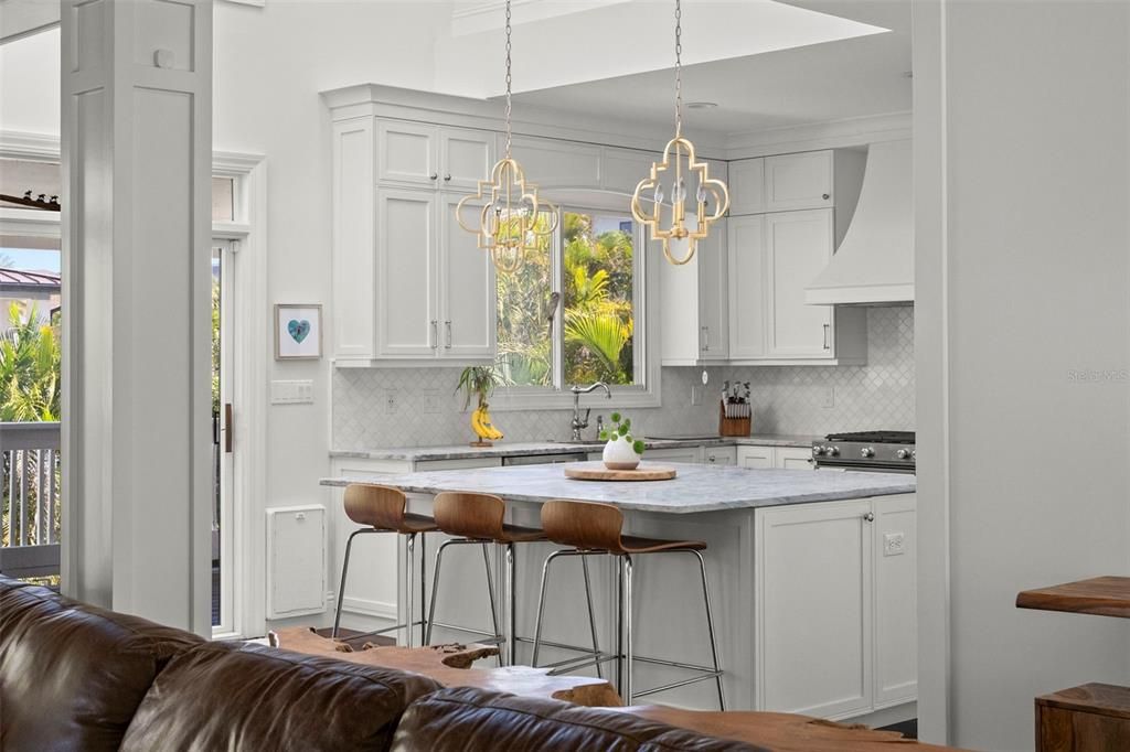 合同活跃: $1,450,000 (4 贝兹, 3 浴室, 2924 平方英尺)