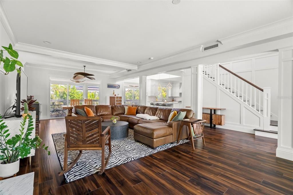 合同活跃: $1,450,000 (4 贝兹, 3 浴室, 2924 平方英尺)