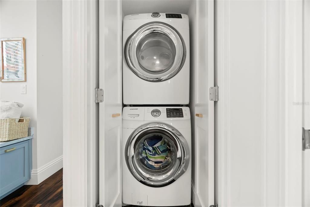 合同活跃: $1,450,000 (4 贝兹, 3 浴室, 2924 平方英尺)