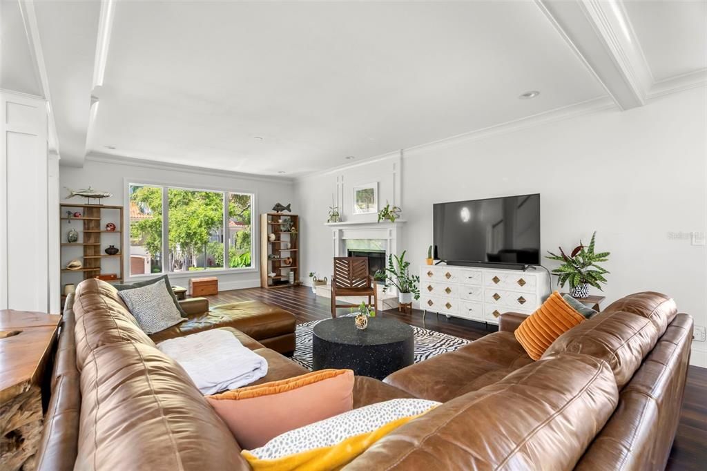 合同活跃: $1,450,000 (4 贝兹, 3 浴室, 2924 平方英尺)