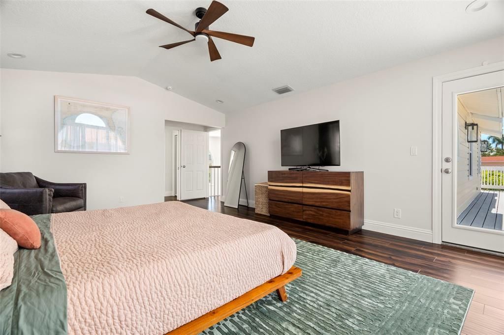 合同活跃: $1,450,000 (4 贝兹, 3 浴室, 2924 平方英尺)