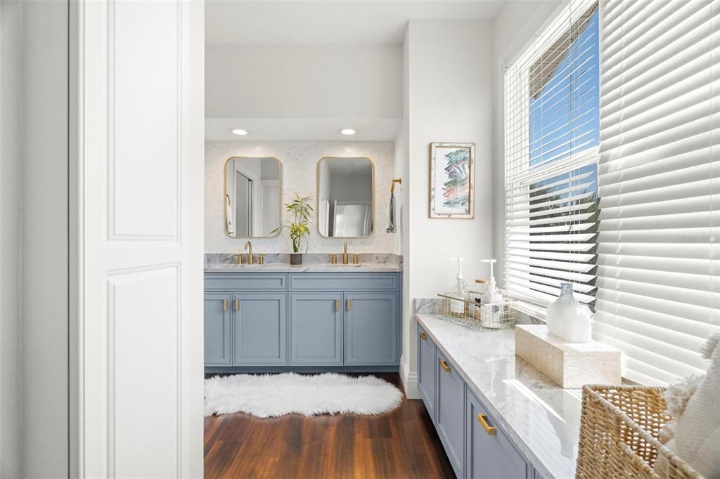 合同活跃: $1,450,000 (4 贝兹, 3 浴室, 2924 平方英尺)