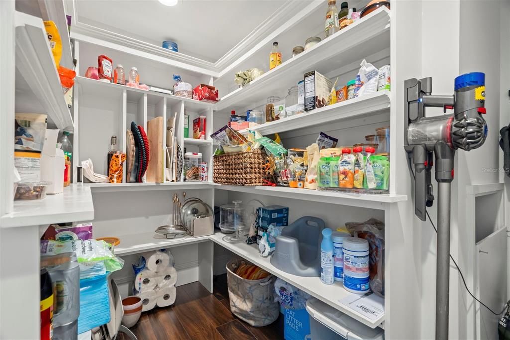 合同活跃: $1,450,000 (4 贝兹, 3 浴室, 2924 平方英尺)