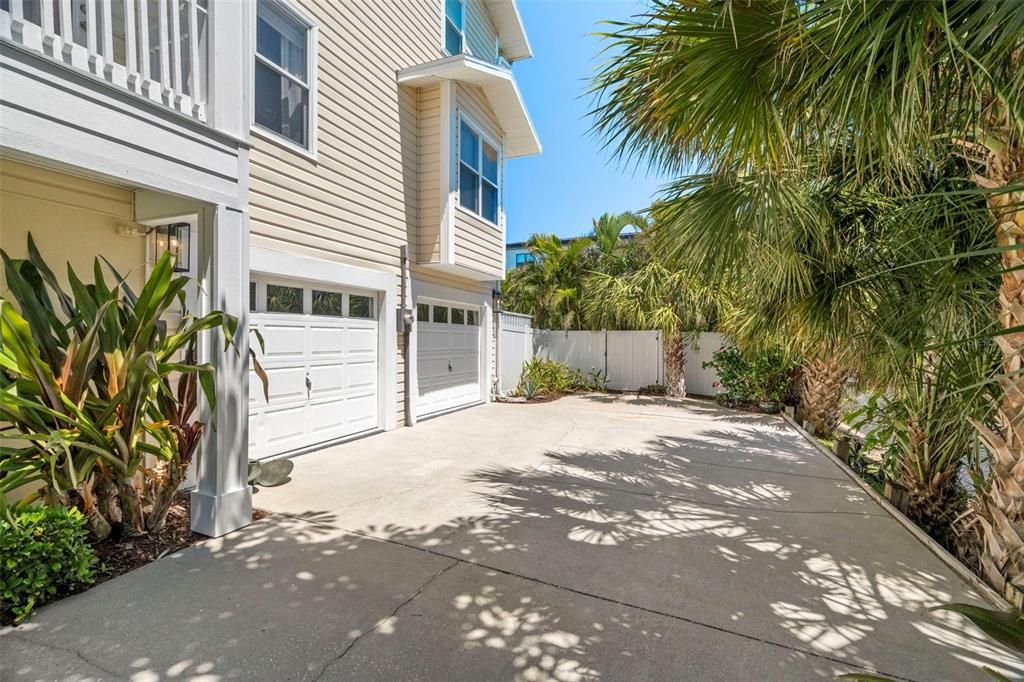 合同活跃: $1,450,000 (4 贝兹, 3 浴室, 2924 平方英尺)