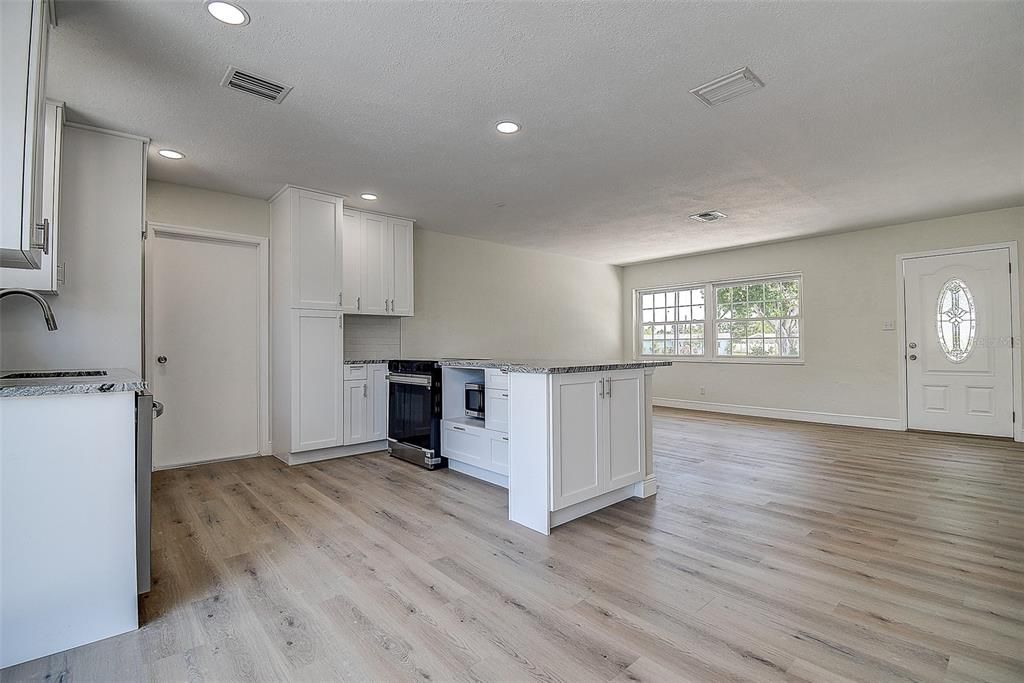 Active With Contract: $439,900 (3 beds, 2 baths, 1461 Square Feet)