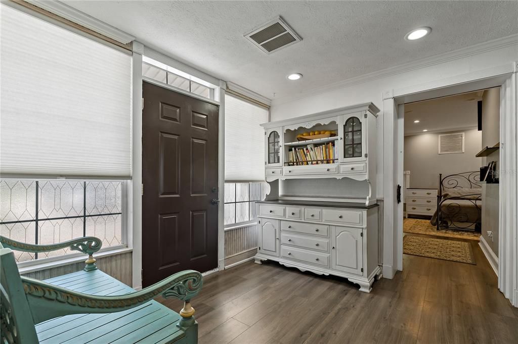 На продажу: $1,075,000 (4 спален, 2 ванн, 2335 Квадратных фут)