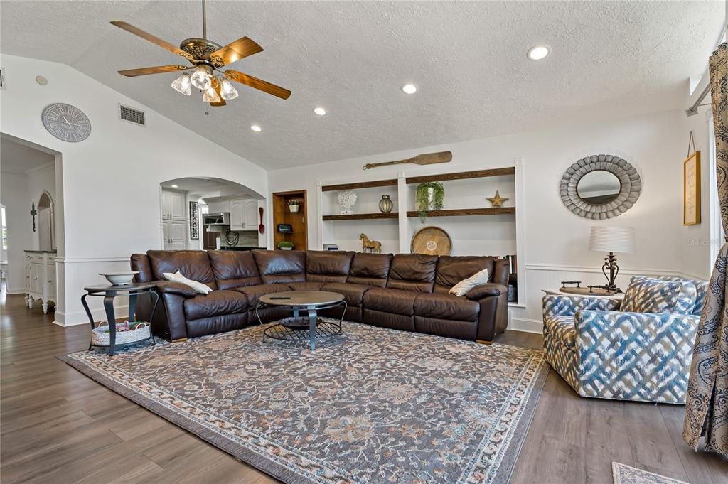 На продажу: $1,075,000 (4 спален, 2 ванн, 2335 Квадратных фут)