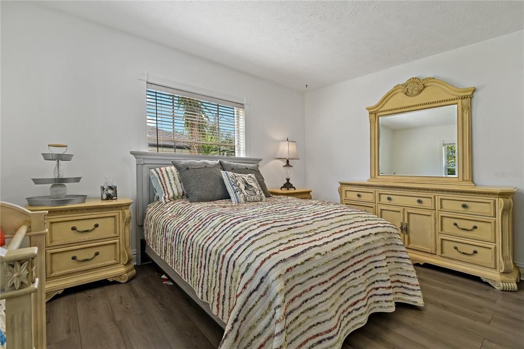 На продажу: $1,075,000 (4 спален, 2 ванн, 2335 Квадратных фут)